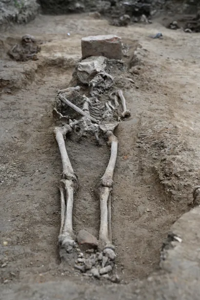 Redovnički grob obilježen Antičkom tegulom, vrstom opeke kojom se koristilo Rimsko carstvo, a u ovom slučaju je kori&scaron;tena za obilježavanje groba/Foto: Kre&scaron;imir Vacek