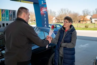 Uz cvijeće, pala je i pokoja ča&scaron;ica razgovora/Foto: Predrag Uskoković