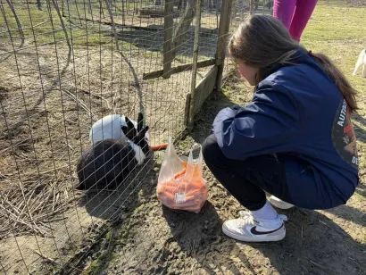 Djeca su se odu&scaron;evila životinjama/Foto: Autocross klub Dežanovac