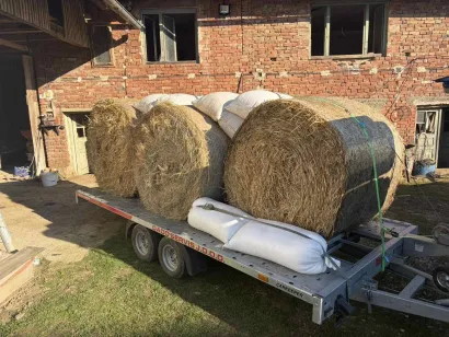 Na Konak su oti&scaron;le bale, žitarice i druge potrep&scaron;tine/Foto: Autocross klub Dežanovac