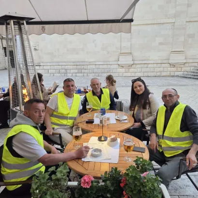 Čim čuju tko su i kamo idu, ljudi ih posvuda časte/Foto: Privatni album