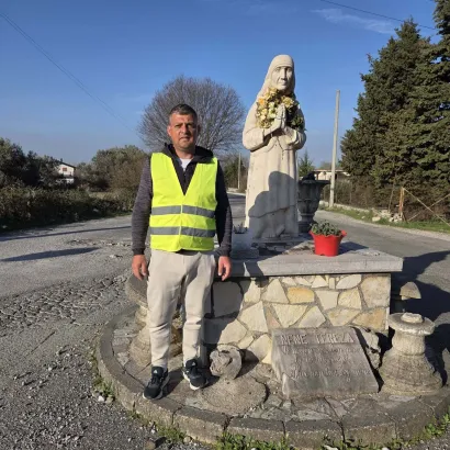 Uz kip Majke Tereze/Foto: Privatni album