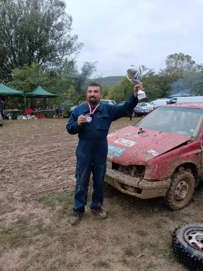 Dalibor s jednim od pobjedničkih pehara/Foto: Privatni album