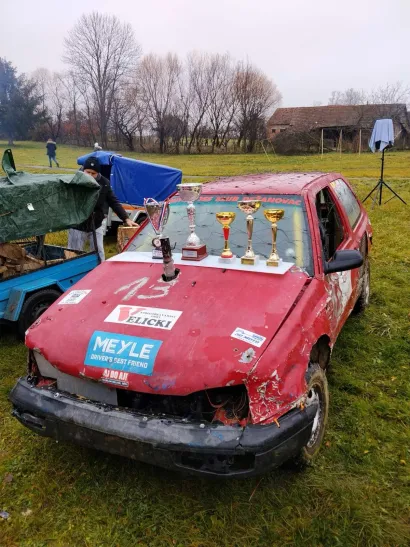 U klubu su skupili već popriličnu kolekciju pehara/Foto: Privatni album