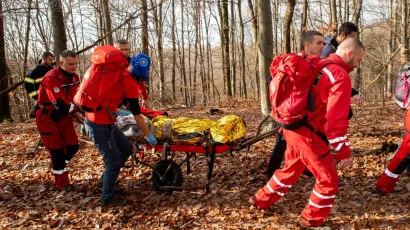 Transport ozlijeđenog planinara/Foto: Predrag Uskoković/Grad Daruvar