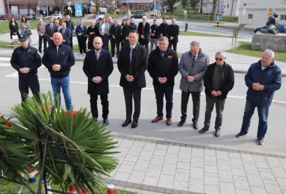 Polaganje vijenaca na Trgu bana Jelačića u spomen na pale branitelje grada/Foto: Pakrački list
