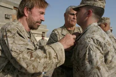 Chuck Norris s marincima/Foto: Alicia J. Brito, U.S. Marine Corps