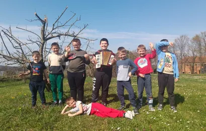 Vesela družina iz Područne &scaron;kole Pavlovac/Foto: O&Scaron; Mate Lovraka Veliki Grđevac