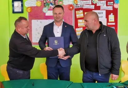 Načelnik Josip Stjepanović, župan Marko Maru&scaron;ić i Vladimir Bijelić kao predstavnik izvođača radova/Foto: BBŽ