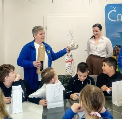 Djeca su razmijenila poklone s gradonačelnicom/Foto: KUD Graničar Čazma