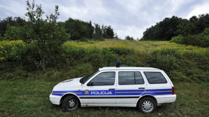 Policijski ocevid na brdu gdje je pao zrakoplov/Foto: Boris Kovačev/CROPIX