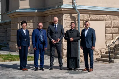 Voditeljica Porezne uprave - Ispostave Daruvar Davorka Peter, pročelnik Područnog ureda Bjelovar Božo Polenus, ravnatelj Porezne uprave Božidar Kutle&scaron;a, daruvarski župnik Ivan Popić i gradonačelnik Daruvara Damir Lneniček ispred obnovljene zgrade Porezne uprave - Ispostave Daruvar/ Foto: Predrag Uskoković/Grad Daruvar