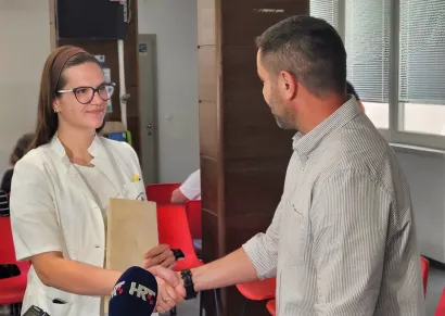 Gradonačelnik Zlatko Pavičić predaje dr. Tesi Tu&scaron;ek ugovor o subvenciji/Foto: Nikica Puhalo 
