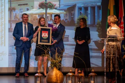 Ivana Djedović prima priznanje za Darkom d.o.o./Foto: Predrag Uskoković/Grad Daruvar