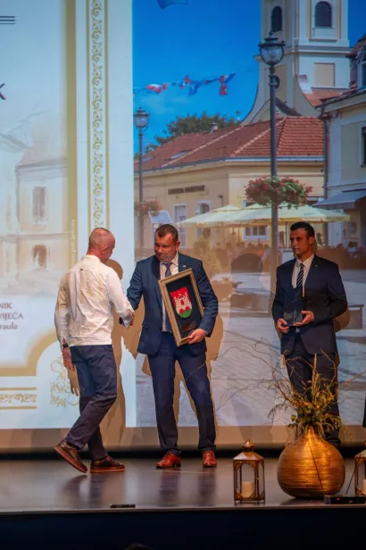 Posthumno priznanje za Zdenku Zvonarek preuzeo je njezin sin Vedran/Foto: Predrag Uskoković/Grad Daruvar