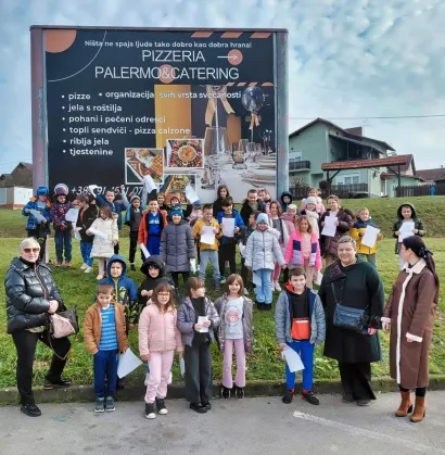 S učenicima koji u bili na "edukaciji" za pizzza majstora u pizzeriji Palermo/Foto: Privatni album