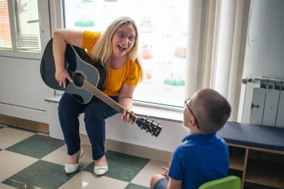 Valentina često u radu s djecom koristi gitaru/Foto: Tamara Josić