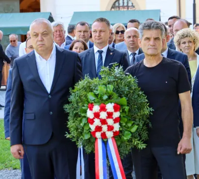 Položeni su vijenci i zapaljene svijeće za hrvatske branitelje/Foto: BBŽ