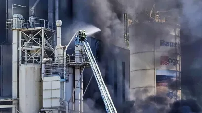 Vatrogasci su spriječili da vatra uni&scaron;ti veliki silos s kemikalijama/Foto: Nikica Puhalo/MojPortal.hr