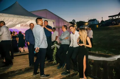 Uzvanici ispred velikog &scaron;atora/Foto: OPG Doneski Daruvar, &scaron;ator za vjenčanja, 300  ljudi, proslava, team building, konferencija