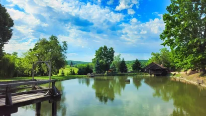 Pogled na Vilu Makedonija sa suprotne strane jezera/Foto: OPG Doneski. Vila Makedonija, vjenjčanja, proslave