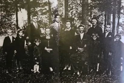 Obitelj Romozi snimljena početkom '30-tih godina pro&scaron;log stoljeća u Đulovcu, kod križa/Foto: Privatni album