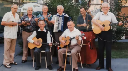 Antunov otac sjedi s gitarom (prvi s lijeva)/Foto: Privatni album