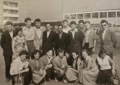 Tijekom posjeta Zagrebačkom Velesajmu 1956. godine. Kaže kako su se tada divili prvom TV ekranu kojeg su onda vidjeli/Foto: Privatni album