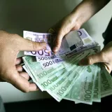 Lažna bankarica je nagovorila ženu da na ogradi ostavi veću količinu novca
