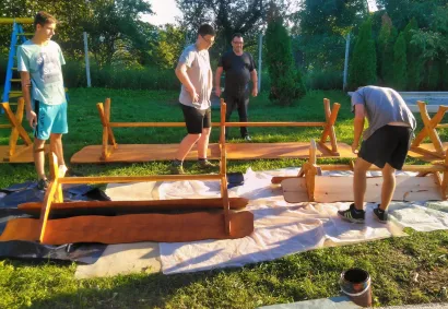 Mladi pomažu u pripremama za fe&scaron;tu/Foto: Privatni album