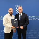 Gradonačelniku Pakraca Tomislavu Novincu ugovor je predao ministar demografije i useljeni&scaron;tva Ivan &Scaron;ipić/ Foto: Grad Pakrac