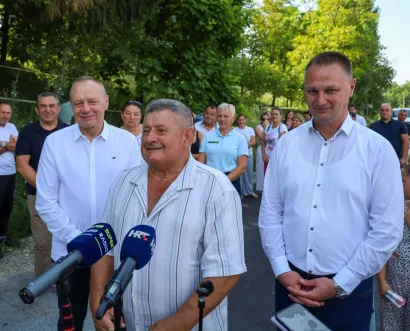 Stanovnici Kakinca odu&scaron;evljeni su novim asfaltom/Foto: BBŽ