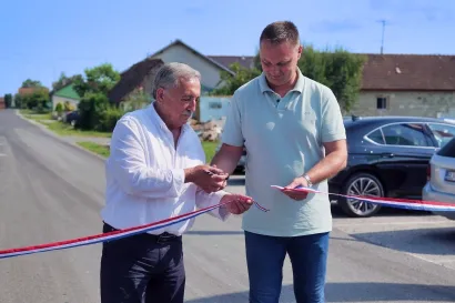 Načelnik općine Velika Trnovitica Ivan Marković i župan Marko Maruđić presjecaju traku za otvorenje/Foto: BBŽ